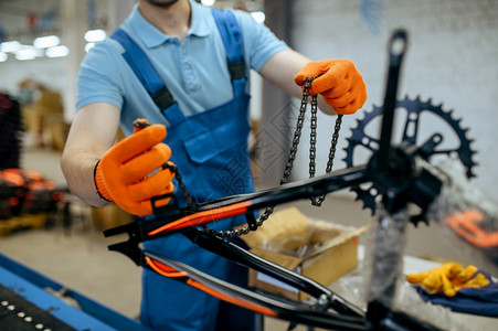 自行车工厂的工作人员在工作图片