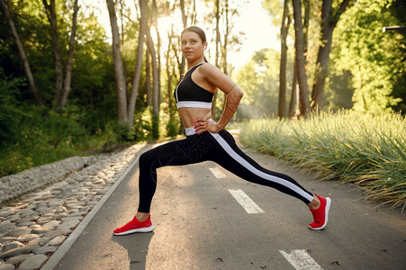 女跑者在阳光明媚的白天参加体育活动健康的生方式在户外运动的慢跑者图片