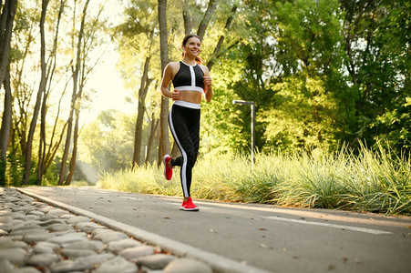 女跑者在阳光明媚的白天参加体育活动健康的生方式在户外运动的慢跑者在公园的早训练在步行道上跑的妇女图片