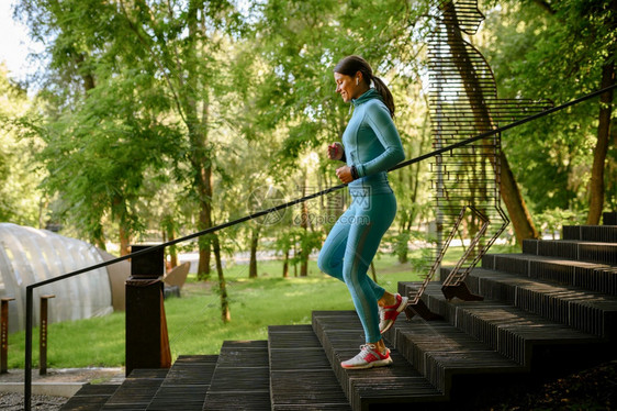 女跑者在阳光明媚的白天参加体育活动健康的生方式户外体育训练图片