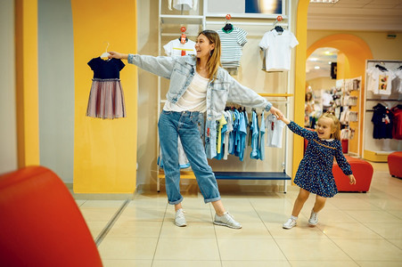 母亲和小婴儿在Kids商店中选择衣服在儿童s商店快乐的童年家庭购买孩子市场中选择衣服母亲和小婴儿在商店中选择衣服图片