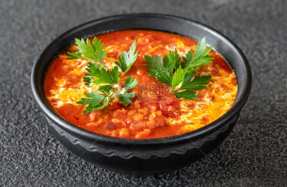 一碗扁豆番茄和椰子汤图片