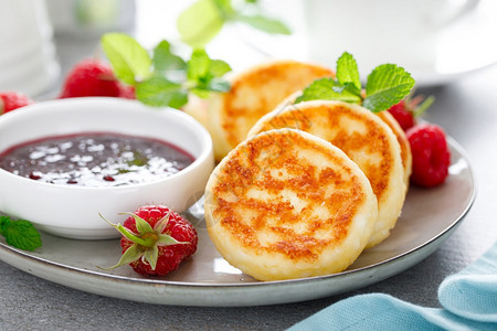 奶油芝士煎饼甜卷和浆果酱新鲜草莓在早餐桌上图片