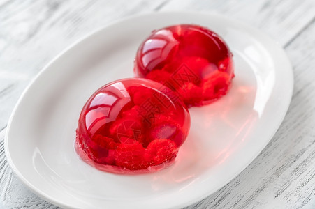 白盘上一端的草莓胶油甜点图片