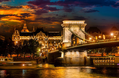 位于布达佩斯的连链桥在阴云夜晚被照亮图片