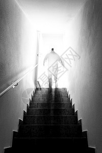 男人在地下室的楼梯上带着光线自然阳明亮图片