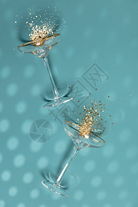 两杯香槟子上面喷着彩蛋而不是创作背景头版视图圣诞和新年概念图片