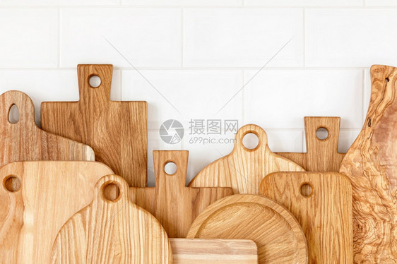 柜台烹饪背景木制和白陶瓷厨房用具家庭烹饪概念图片