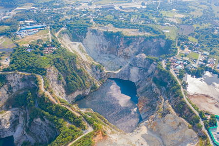 大峡谷Chonburi的空中景象卡车在有山丘的采石场挖掘煤矿或含黑铁石的场图片