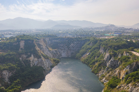 大峡谷Chonburi的空中景象卡车在有山丘的采石场挖掘煤矿或含黑铁石的场图片