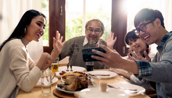 快乐的亚洲多代家庭爸妈女儿孩和爷一起自相残杀之前一起吃午餐在家里快乐的庭一起生活的概念图片
