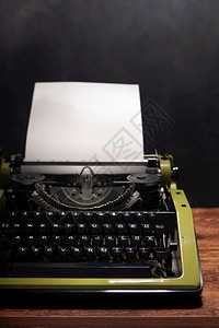 墙背景表面附近木制桌的老式打字机抽象的回转写概念图片