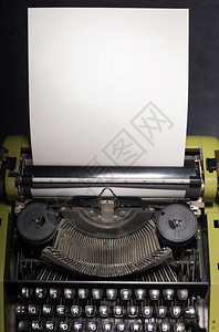 靠近墙背景表面的老式打字机抽象的回写概念图片