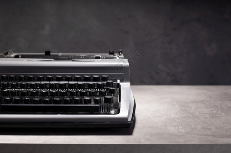 木制桌上的旧复式打字机创造作家概念图片
