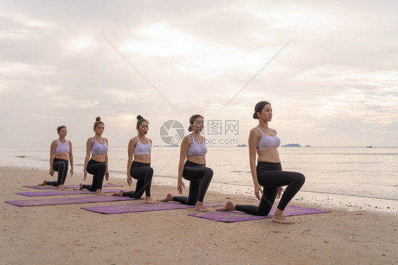 参加瑜伽班俱乐部的亚洲妇女群体在自然海滩和滨户外开展运动和瑜伽活学习体育和娱乐概念图片