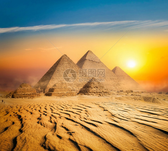 沙漠和清空天中的埃及金字塔沙漠中的金字塔图片