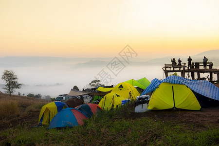 在山上扎营帐篷区在有雾的旅游帐篷中扎营户外旅行冬季风景美丽日出图片