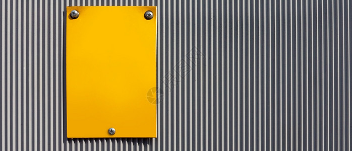 工业围栏上的黄色板作为背景图片