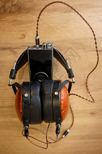 音响商店柜台的耳机和播放器无人发言系统选择老式耳机多媒体沙龙设备商店音响柜台的耳机无人音响商店的耳机无人图片