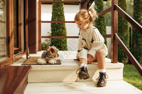 小女孩和她的宠物在户外玩图片