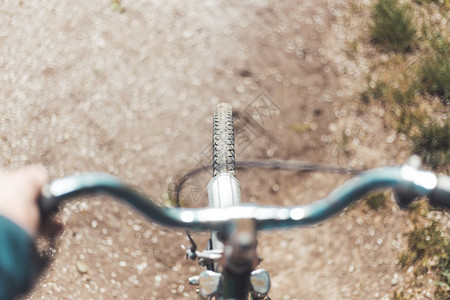 自行车配件紧贴的旧自行车轮胎照片模糊手柄夏日背景