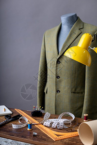 男裁缝模特和纫工具的西装外套服饰品的创造概念图片