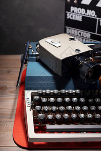 旧式倒打字机电影摄和桌上的电拍板编剧或概念图片
