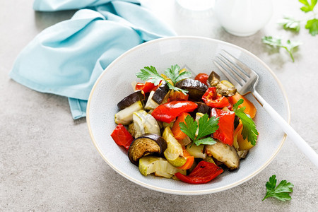 烤蔬菜沙拉和新鲜面食图片
