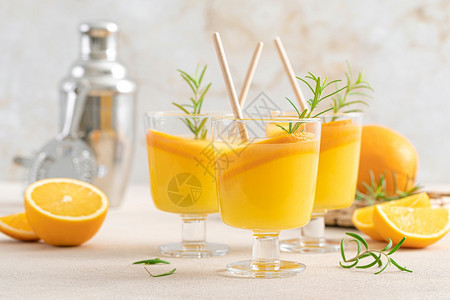 夏季新鲜橙色鸡尾酒配有迷迭香和新鲜水果图片