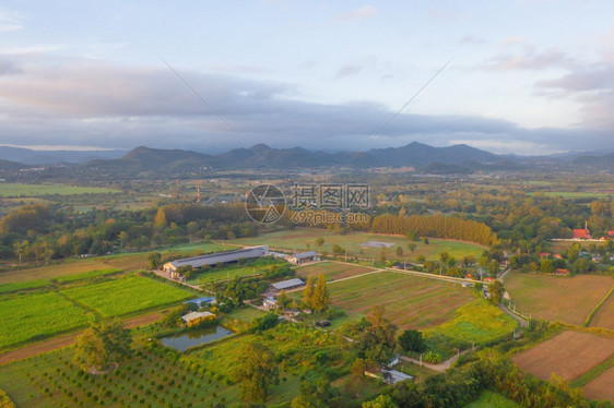 环绕着绿色山丘的旅馆度假胜地空中景象图片