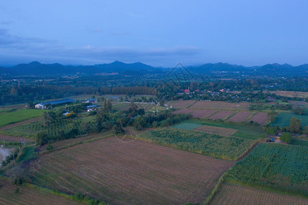 环绕着绿色山丘的旅馆度假胜地空中景象图片