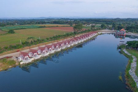 与湖泊或河流相连接的住宅房屋或度假胜地的空中景象与反射的湖泊或河流相连接图片