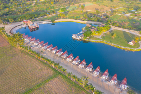 与湖泊或河流相连接的住宅房屋或度假胜地的空中景象与反射的湖泊或河流相连接图片