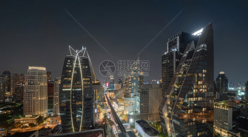 晚上对曼谷市中心Ploenchit的空中景象亚洲智能城市的金融区和商业中心Skycraper和高楼建筑泰国图片