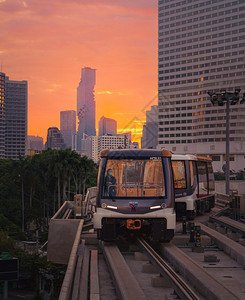 曼谷市中心铁路列车到泰国城市摩天大楼金融区Siam的图示图片
