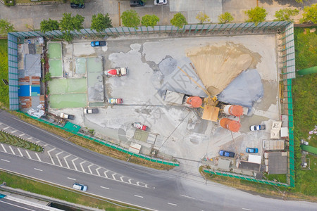 水泥厂工地的空中最顶层景色是卡车和沙子图片