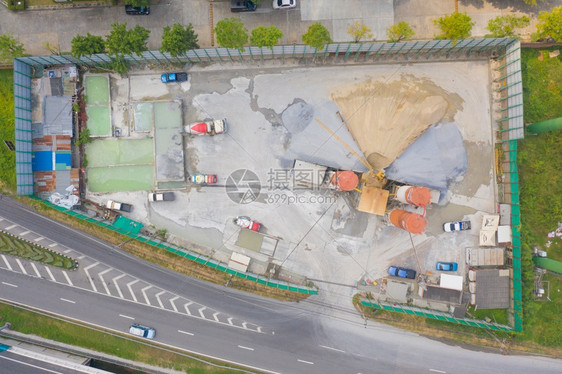 水泥厂工地的空中最顶层景色是卡车和沙子图片