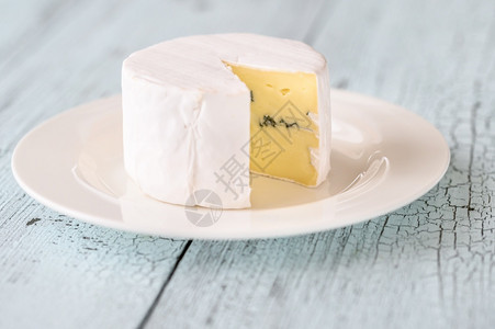 蓝奶酪在盘子上一整层白色的铸模下图片