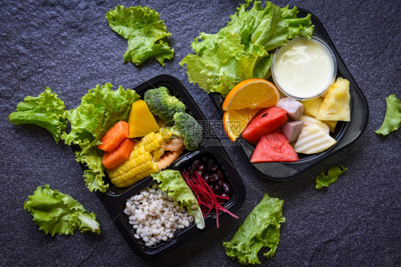 配有健康食品盒的塑料果水箱生菜蔬沙拉酱服务食品订单在线交付食品送取走家庭桌上的包装盒图片