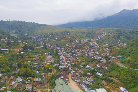 泰国Tak山天然林附近的城镇地方社区住房图片