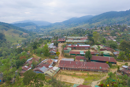 泰国Tak山天然林附近的城镇地方社区住房图片