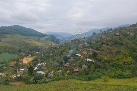 泰国Tak山天然林附近的城镇地方社区住房图片
