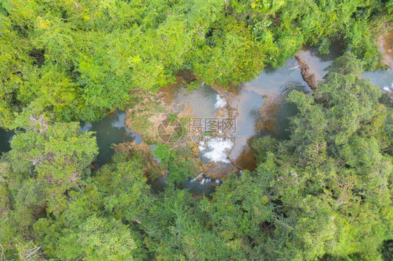Palata瀑布的空中景象Tak在自然公园的景观在度假和旅游景点行时有林树游景点泰国Umphang图片