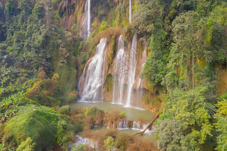 Tak自然景观在公园中泰国最大和高的瀑布在度假和旅行游景点方面是泰国最大的和高瀑布图片
