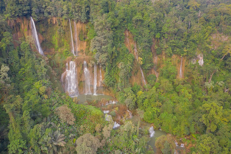 Tak自然景观在公园中泰国最大和高的瀑布在度假和旅行游景点方面是泰国最大的和高瀑布图片