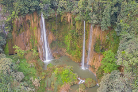 Tak自然景观在公园中泰国最大和高的瀑布在度假和旅行游景点方面是泰国最大的和高瀑布图片