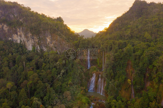 Tak自然景观在公园中泰国最大和高的瀑布在度假和旅行游景点方面是泰国最大的和高瀑布图片