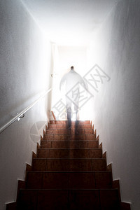 男人在地下室的楼梯上带着光线自然阳明亮图片