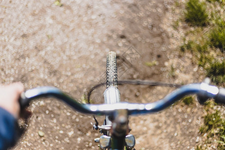 自行车配件紧贴的旧自行车轮胎照片模糊手柄夏日背景