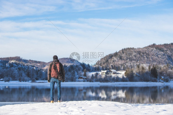 白人运动家在湖边享受风景冬季图片